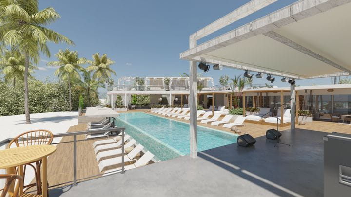 Diseñamos y construimos piscinas en concreto con acabado en piedra balinesa